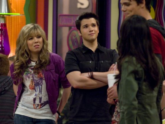 is sam from icarly dating freddie